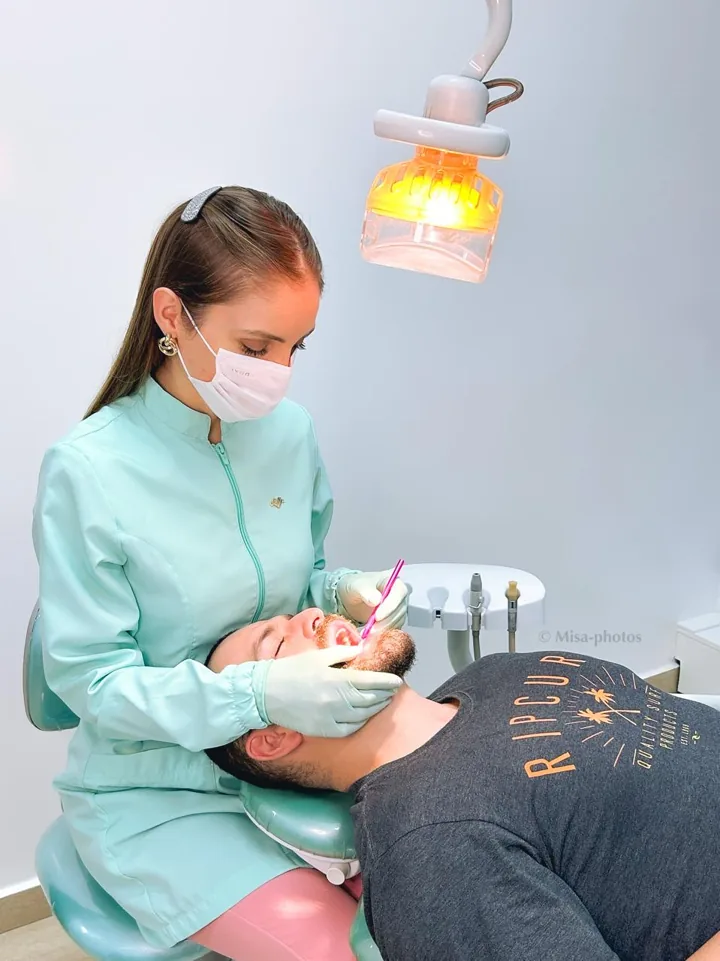 Dra. Camila realizando um atendimento odontológico